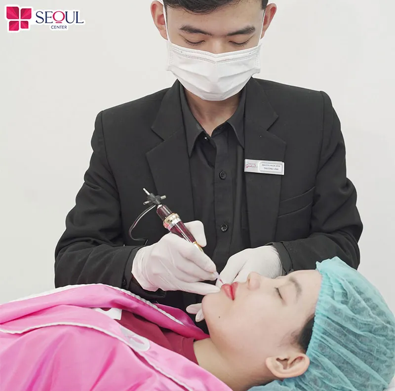 Kỹ thuật viên tay nghề cao sẽ giúp khách hàng khử thâm môi hiệu quả, mang lại kết quả ưng ý, an toàn