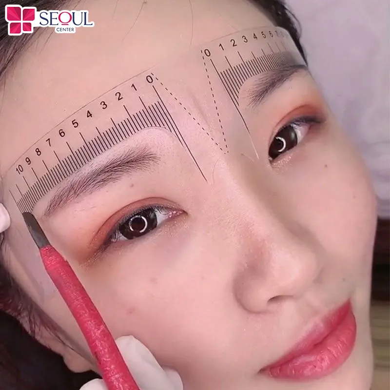 Kỹ thuật viên sẽ đo vẽ, phác họa dáng mày chuẩn theo mong muốn của khách hàng