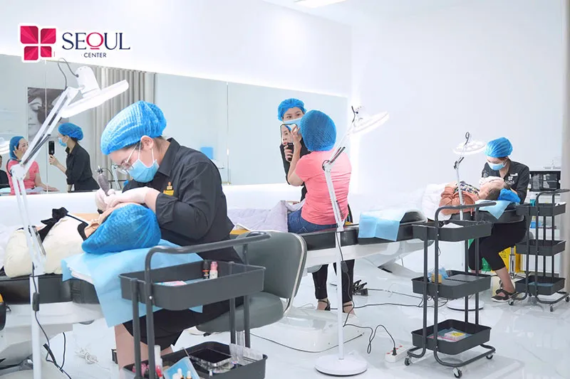 Quy trình phun môi màu hồng cánh sen cần được thực hiện bởi master phun xăm giỏi, các bước chuẩn an toàn y khoa