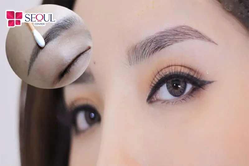 Bạn hãy bôi thuốc mỡ sau khi xăm lông mày thật mỏng, giúp hạn chế bí tắc và làm màu mực lên đều đẹp như mong đợi