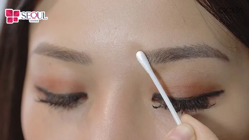 Bạn hãy dùng tăm bông nhẹ nhàng bôi thuốc mỡ, tránh dùng tay để đảm bảo vệ sinh và ngăn ngừa nguy cơ nhiễm khuẩn