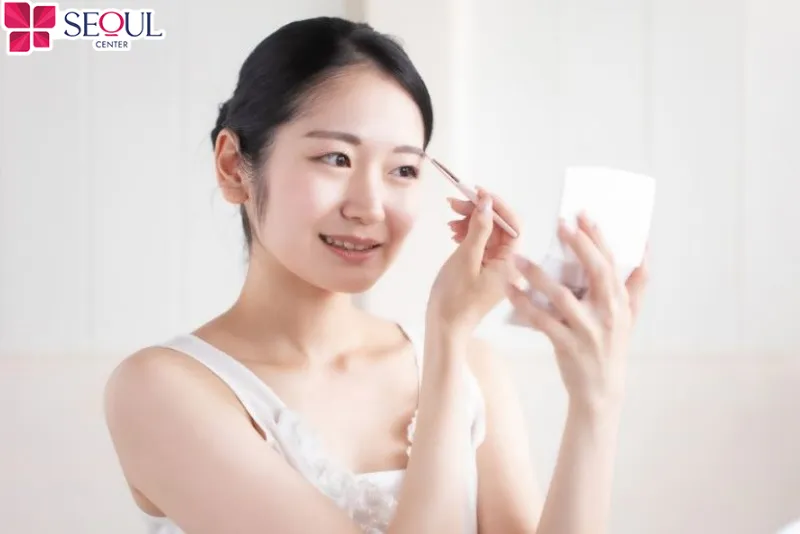 Tránh trang điểm sau khi phun xăm chân mày vì có thể gây viêm đỏ hoặc thậm chí nhiễm trùng nghiêm trọng