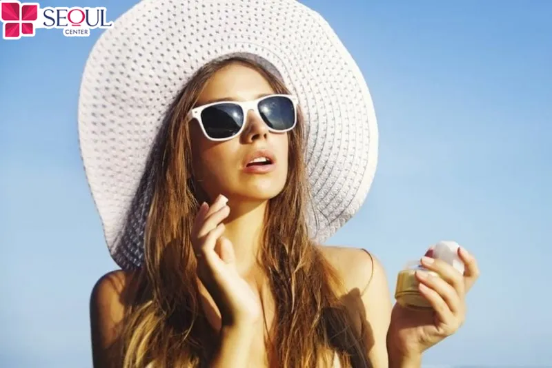 Hạn chế tiếp xúc với ánh nắng mặt trời để giảm thiểu những phản ứng khó chịu như sưng đỏ và ngứa rát