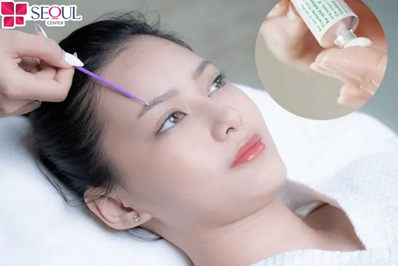 Thuốc mỡ là bước chăm sóc quan trọng sau khi phun xăm lông mày nhờ khả năng làm dịu và bảo vệ vùng da đang bị tổn thương