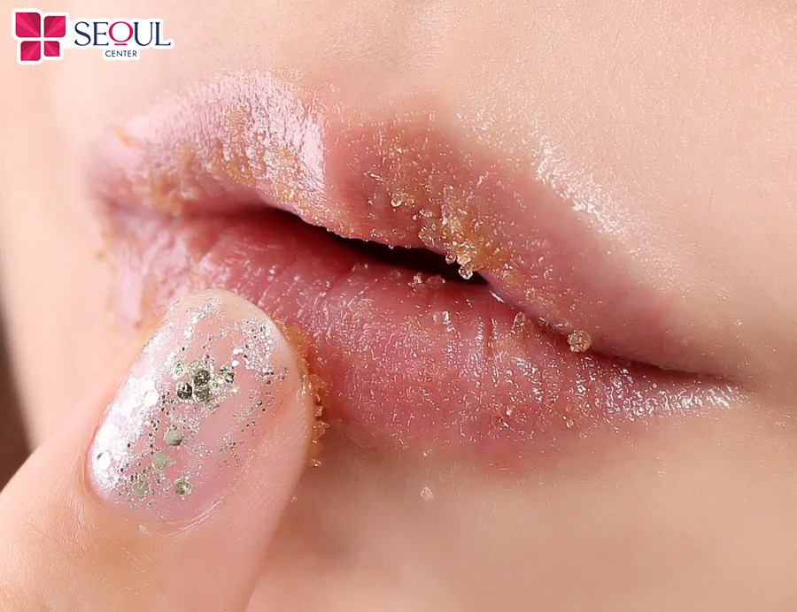 Mỗi tuần nên tẩy tế bào chết môi 2-3 lần để loại bỏ lớp da xỉn màu trên môi, làm môi mềm mịn hơn
