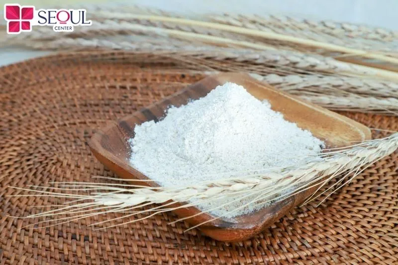 Bột mì là một trong những nguyên liệu quen thuộc trong gian bếp của nhiều người mang lại hiệu quả làn da sáng nhẹ khi dùng đúng cách