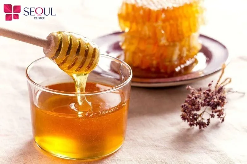 Cách làm trắng da bằng bột mì kết hợp cùng mật ong nhằm cấp ẩm nhẹ nhàng cho da