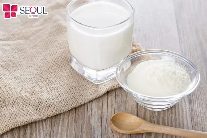 Bạn nên sử dụng sữa tươi không đường để làm dịu da, hỗ trợ dưỡng sáng da nhẹ nhàng