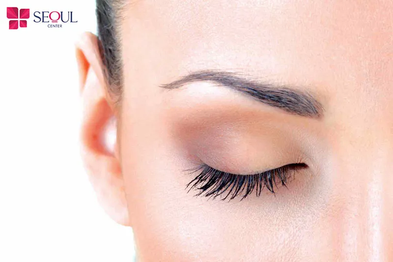 Dáng chân mày lá liễu trông thanh mảnh và dịu dàng