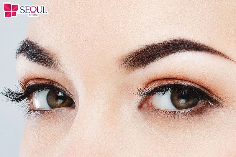 Kẻ chân mày sâu róm bằng bút chì khiến gương mặt trông sắc sảo