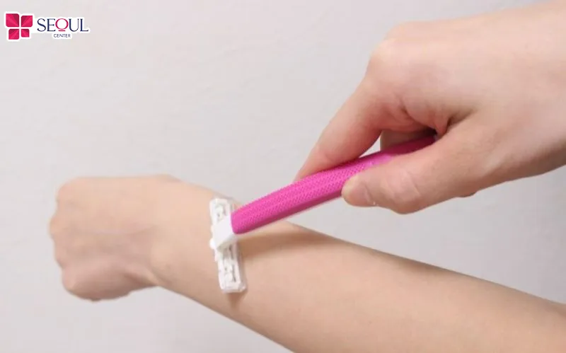 Cạo lông tay chỉ giúp loại bỏ lông trên bề mặt da nên lông sẽ mọc lại khá nhanh hoặc có thể cứng hơn