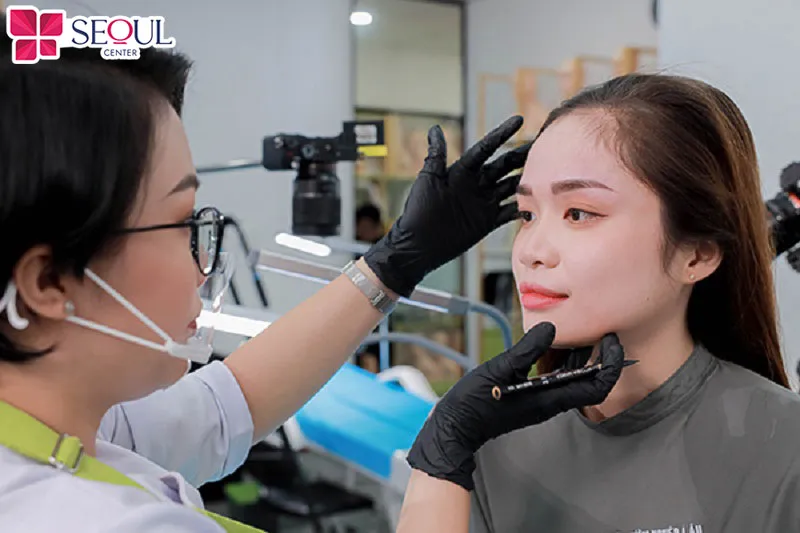 Chuyên gia phun xăm kiểm tra kết quả sau khi cấy môi sinh học cho khách hàng