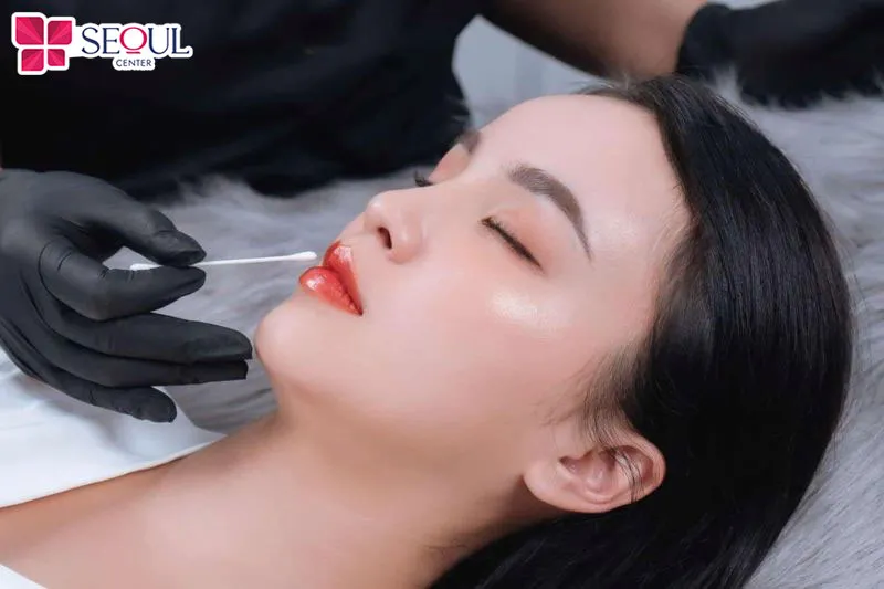 Sau khi phun môi, môi vẫn còn khá nhạy cảm nên bạn cần chăm sóc môi thật kỹ