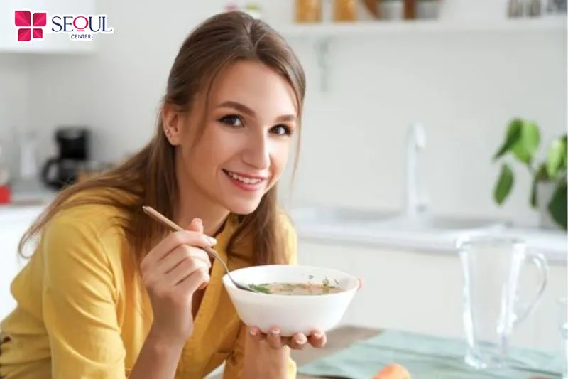 Bạn nên hạn chế để môi dính nước và nên ăn uống nhẹ nhàng như món súp, món cháo