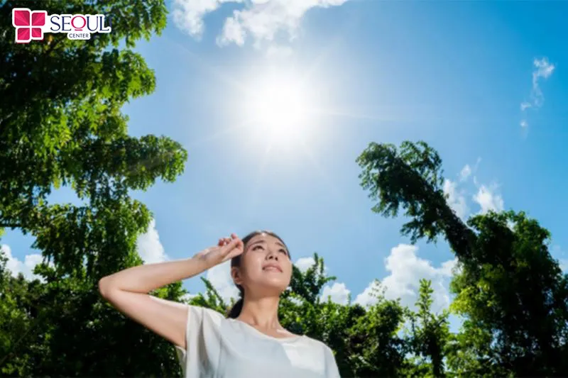 Chăm sóc môi sau phun xăm thì bạn nên che chắn thật kỹ, tránh để môi tiếp xúc nhiều với ánh nắng mặt trời