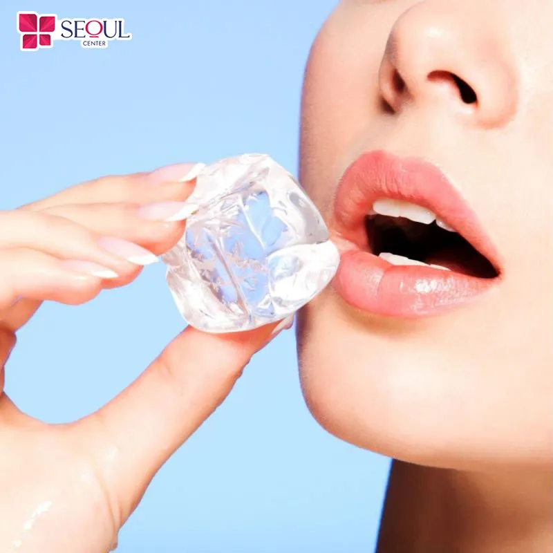 Bạn có thể dùng túi chườm bọc đá lạnh rồi chườm nhẹ lên vùng môi, tránh để đá lạnh tiếp lên môi