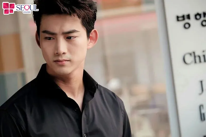 Những chàng trai có gương mặt Vline nên chọn dáng mày lưỡi mác để tôn đường nét gương mặt, thu hút điềm tốt