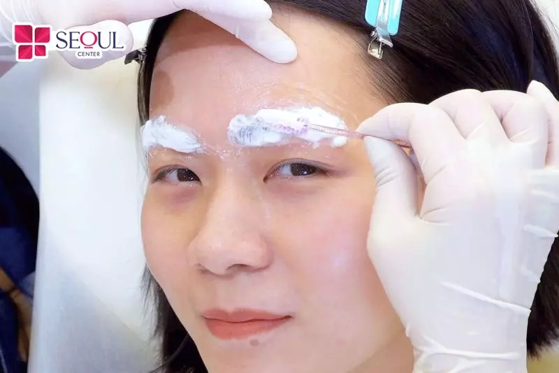 Mẹ bầu có thể sẽ dị ứng với thuốc tê trong quá trình phun xăm, hoặc căng thẳng bởi cảm giác châm chích nếu làn da quá nhạy cảm