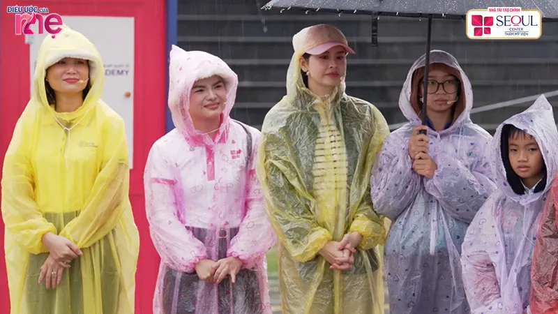 Chị Huỳnh Như Lam (thứ 2 từ trái qua phải) đại diện Thẩm mỹ viện Seoul Center tài trợ chương trình “Điều Ước Của Mẹ”