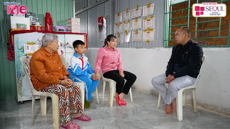 Chị Tuyến gồng gánh nuôi hai con và bà ngoại tuổi cao sức yếu