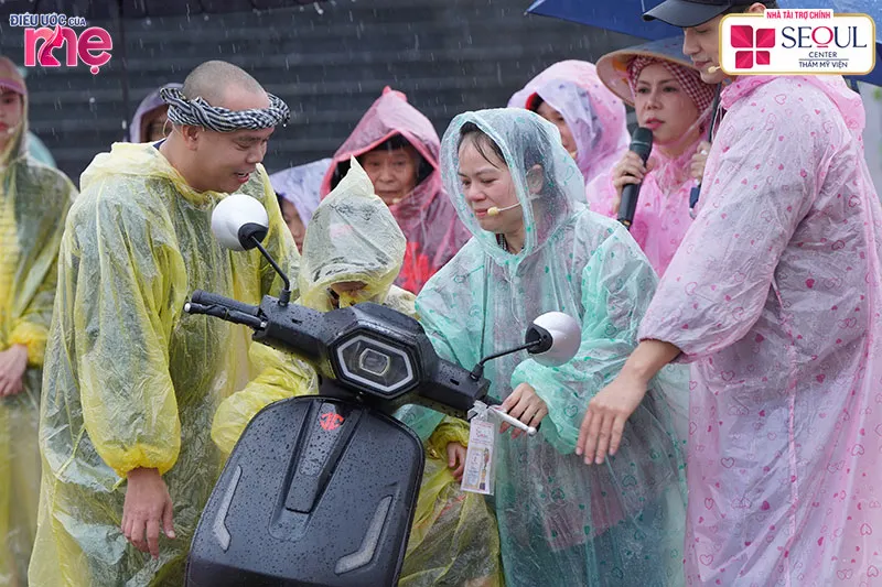 Ngoài số tiền được tài trợ, chị Hương được tặng một chiếc xe máy mới để có phương tiện làm việc