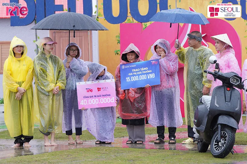 Song song với đó, mạnh thường quân tài trợ thêm cho gia đình chị Tuyến 20.000 VNĐ để trang trải cuộc sống