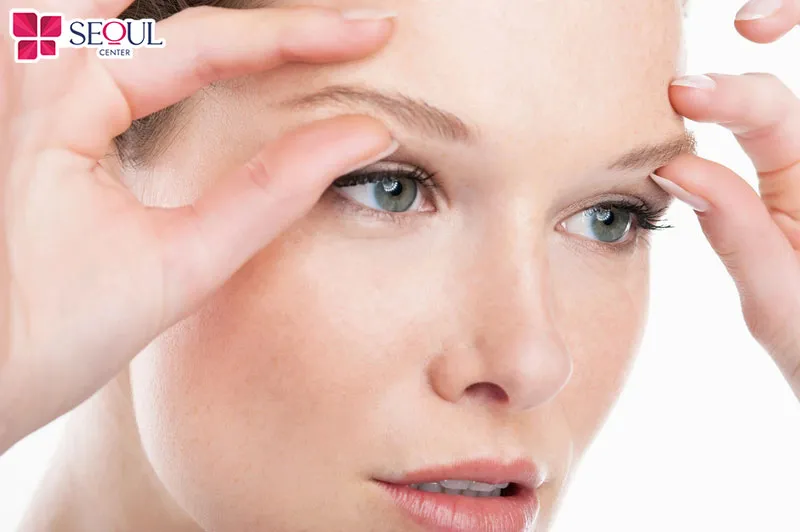 Không sờ chạm vào vùng chân mày để tránh nhiễm trùng vết thương