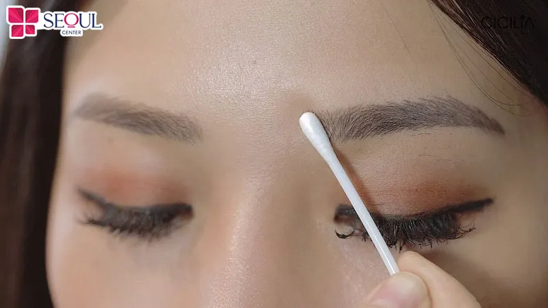 Sử dụng tăm bông thấm nước muối sinh lý vệ sinh chân mày để đảm bảo chân mày sau xóa xăm luôn sạch sẽ