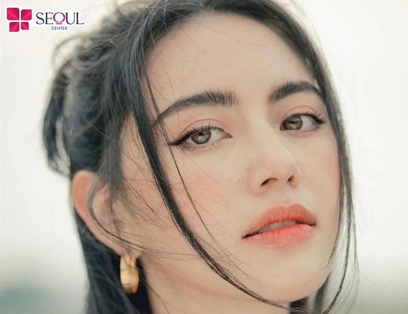 Lông mày đậm sẽ giúp mắt một mí cải thiện độ hẹp, tạo điểm nhấn nổi bật, mang lại thần thái gương mặt