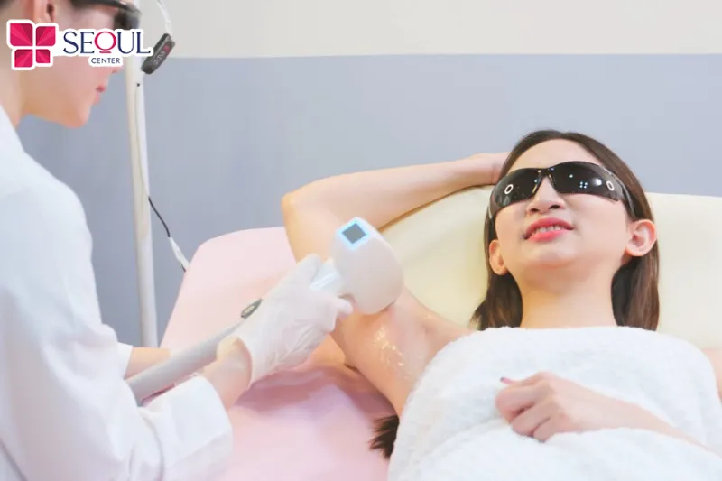 Quá trình triệt lông nách tại spa bằng công nghệ cao diễn ra nhanh chóng, không gây đau rát hay khó chịu.