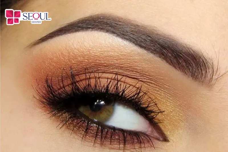 Lông mày gấp khúc có thể xuất hiện do cấu trúc xương, hướng mọc hoặc do tạo hình khi kẻ mày