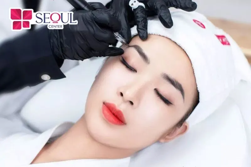 Khách hàng sẽ được tư vấn màu sắc dáng mày và thiết kế kiểu mày gấp khúc phù hợp với đường nét trên gương mặt