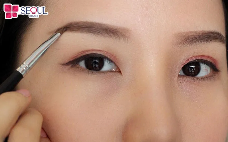 Nên thử màu lông mày trước khi quyết định phun màu lông mày để xem độ phù hợp