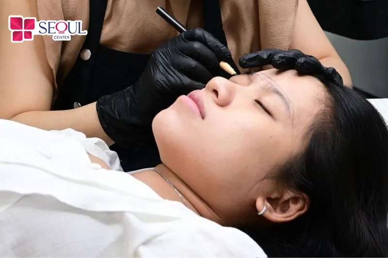 Phun xăm là phương pháp có xâm lấn nhẹ nên kỹ thuật viên tay nghề kém có thể không kiểm soát được độ nông sâu khi phun chân mày