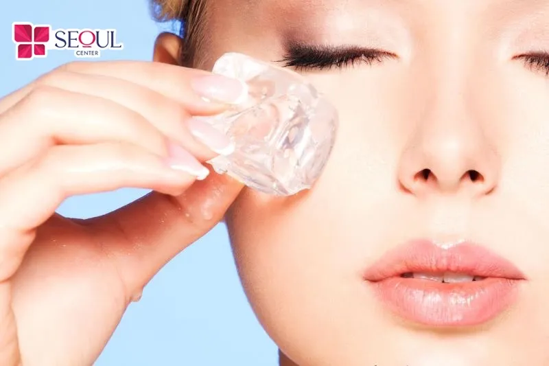 Tuyệt đối không được để đá lạnh chườm trực tiếp lên da hoặc nước thấm vào da, ảnh hưởng đến quá trình mí mắt hồi phục
