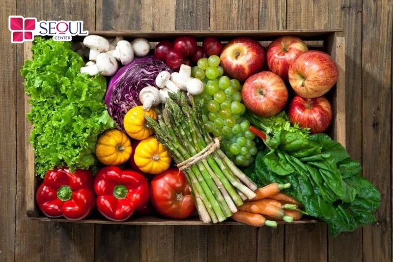 Trong quá trình hồi phục, bạn nên bổ sung nhiều rau xanh chứa vitamin, trái cây và uống đủ nước mỗi ngày