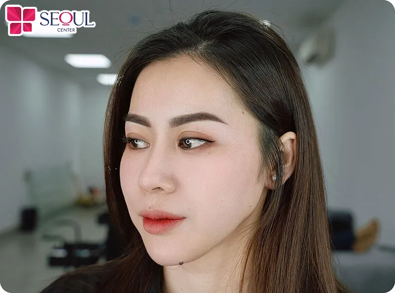 Chân mày màu nâu không chỉ mang lại dáng mày đẹp tự nhiên mà còn che lấp được khuyết điểm