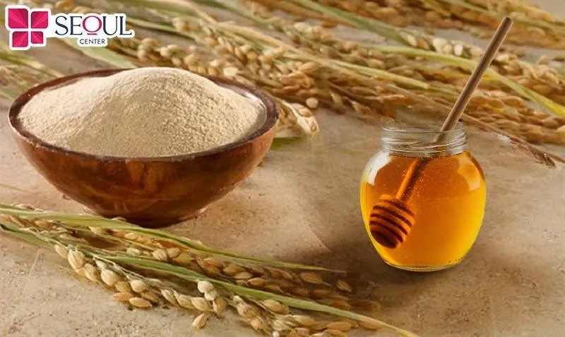 Bột cám gạo và mật ong có chứa vô vàn dưỡng chất có thể hỗ trợ da sáng đều, khỏe khoắn hơn