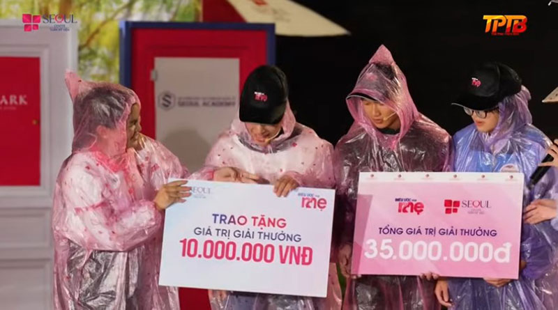 Đại diện Seoul Center tài trợ cho gia đình chị Hiền 10 triệu đồng cùng nhiều phần quà khác