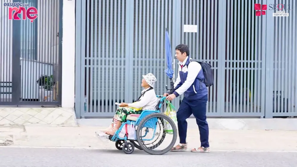 Hai bà cháu Hoàng rong ruổi khắp nẻo đường kiếm sống bằng nghề bán vé số