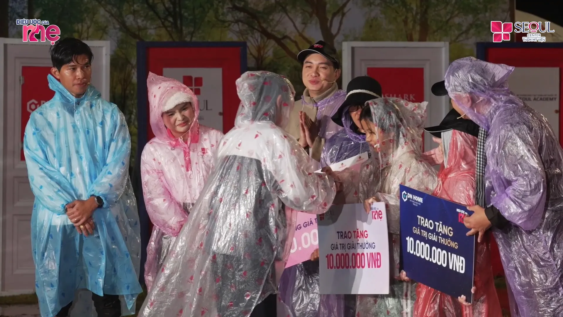 Gia đình chị Huệ nhận được số tiền thưởng lớn đến từ chương trình, cùng các nhà tài trợ, nhà đồng hành