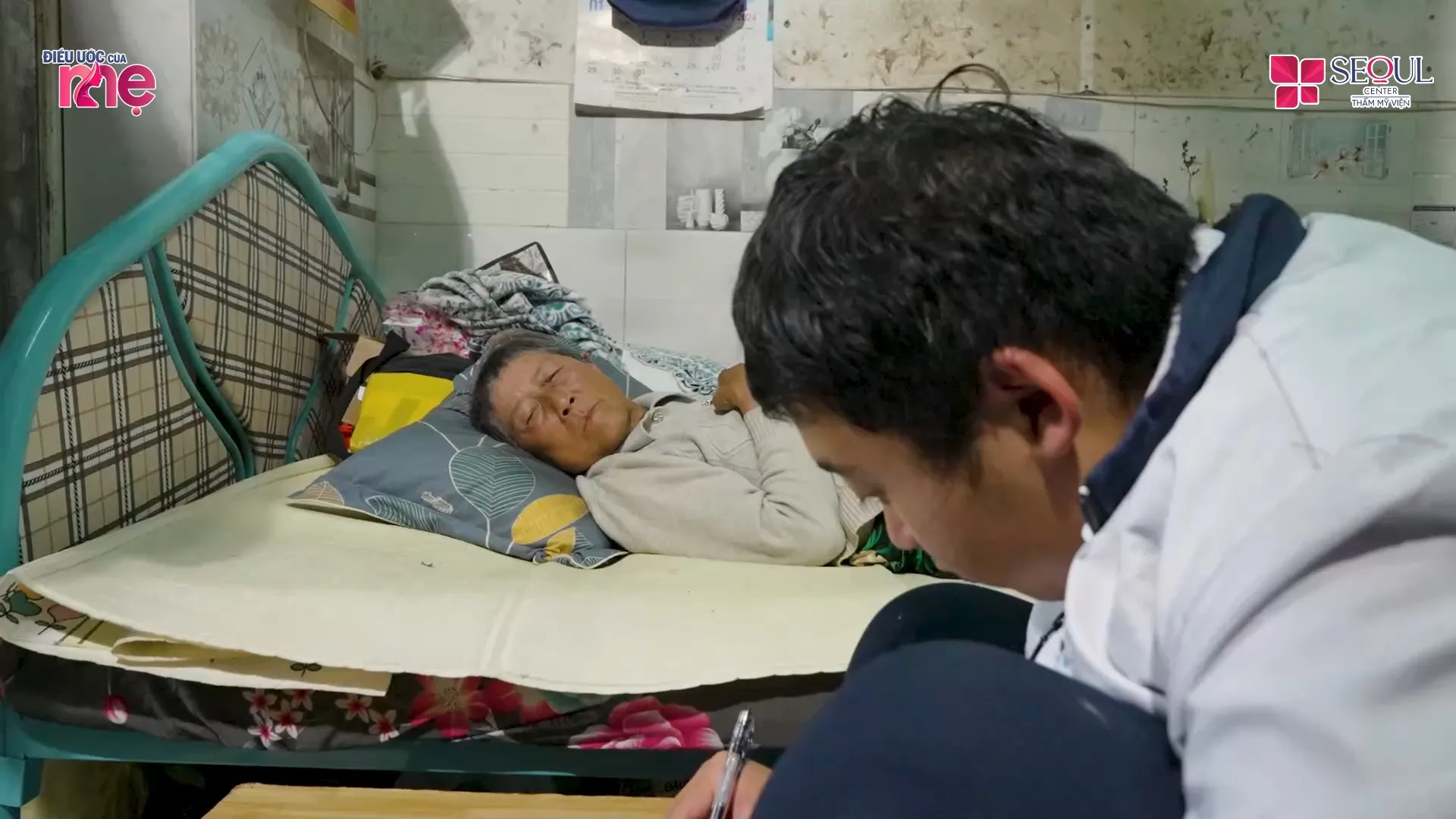 Dù cuộc sống hai bà cháu vất vả, vô vàn khó khăn nhưng Hoàng vẫn chăm chỉ học hành vì một tương lai tươi sáng