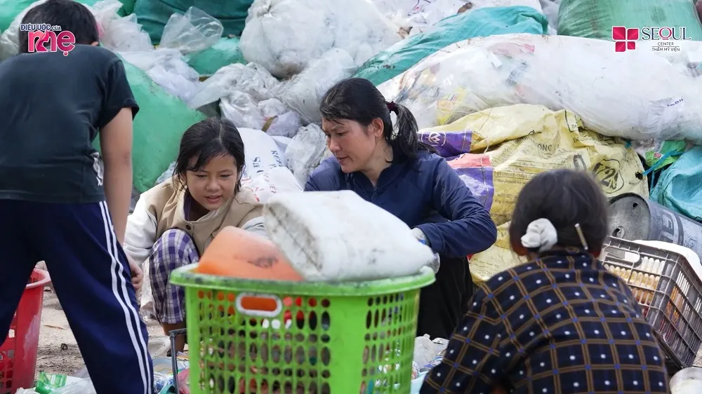 Cả gia đình chị Huệ mưu sinh bằng nghề nhặt ve chai, bữa đói bữa no