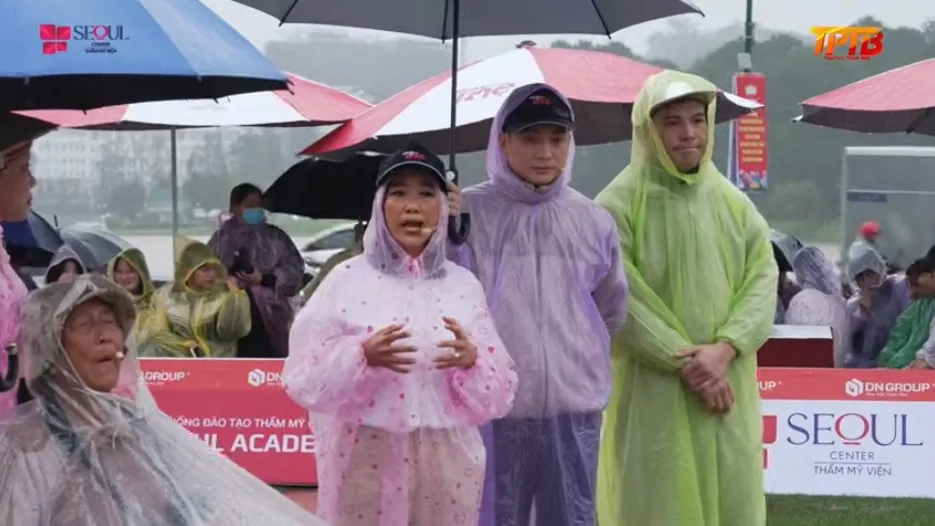 Ca sĩ Đoan Trang khóc nức nở, thương xót cho số phận của cháu Hoàng và bé Như Quỳnh