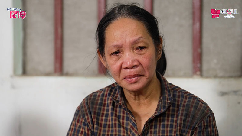 Mẹ chị Hằng thương con, đi làm thuê để hỗ trợ chị Hằng nuôi hai cháu dù sức khỏe yếu