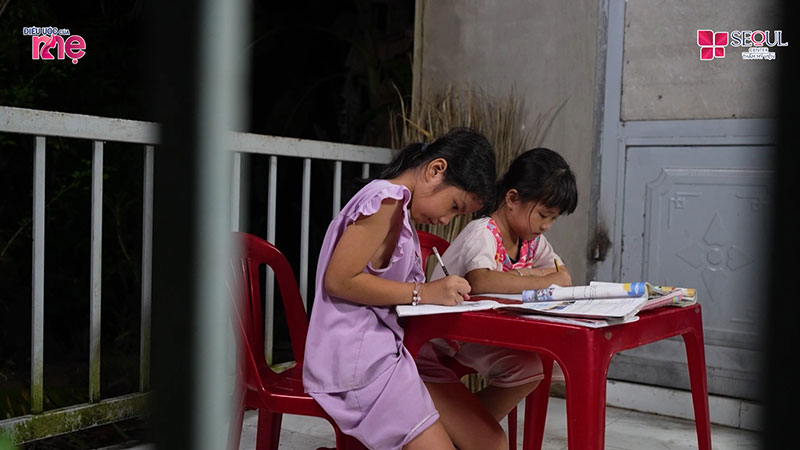 Ngoài học hành chăm chỉ, hai con chị Hằng còn phụ giúp gia đình