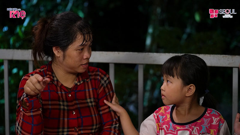 Con chị Hằng hiểu chuyện và luôn có những suy nghĩ trưởng thành, yêu thương mẹ vô bờ