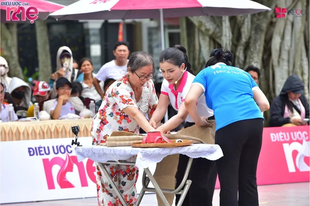 Chị Huỳnh Như Lam tham gia vòng chơi thử thách hỗ trợ gia đình cô Huê hết mình