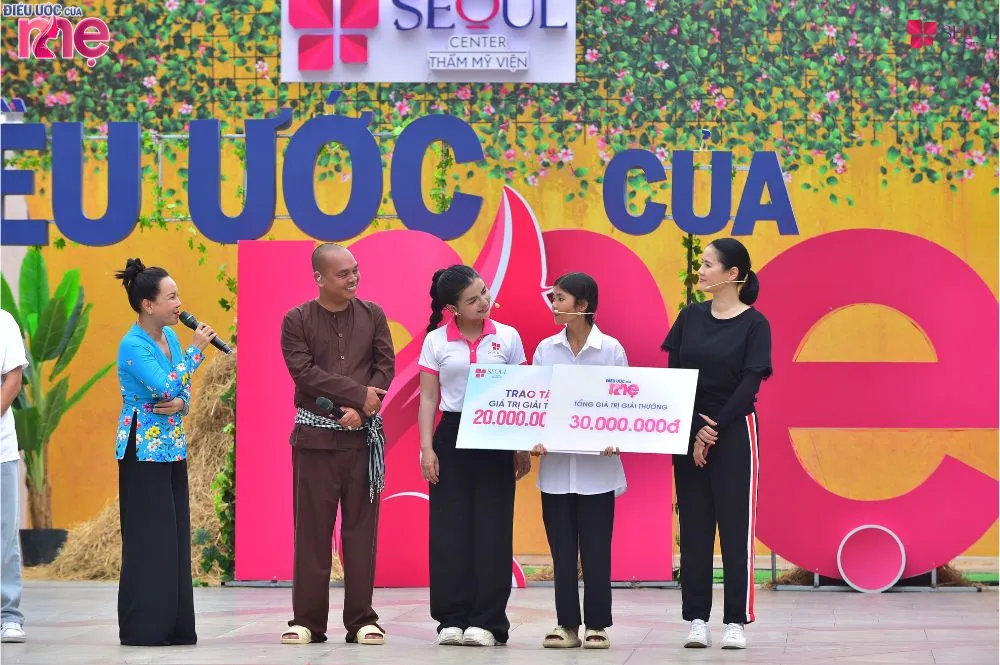 Đại điện nhà tài trợ Seoul Center trao thêm phần thưởng 20 triệu cho gia đình em Ngân với mong muốn cuộc sống của em sẽ tươi đẹp hơn