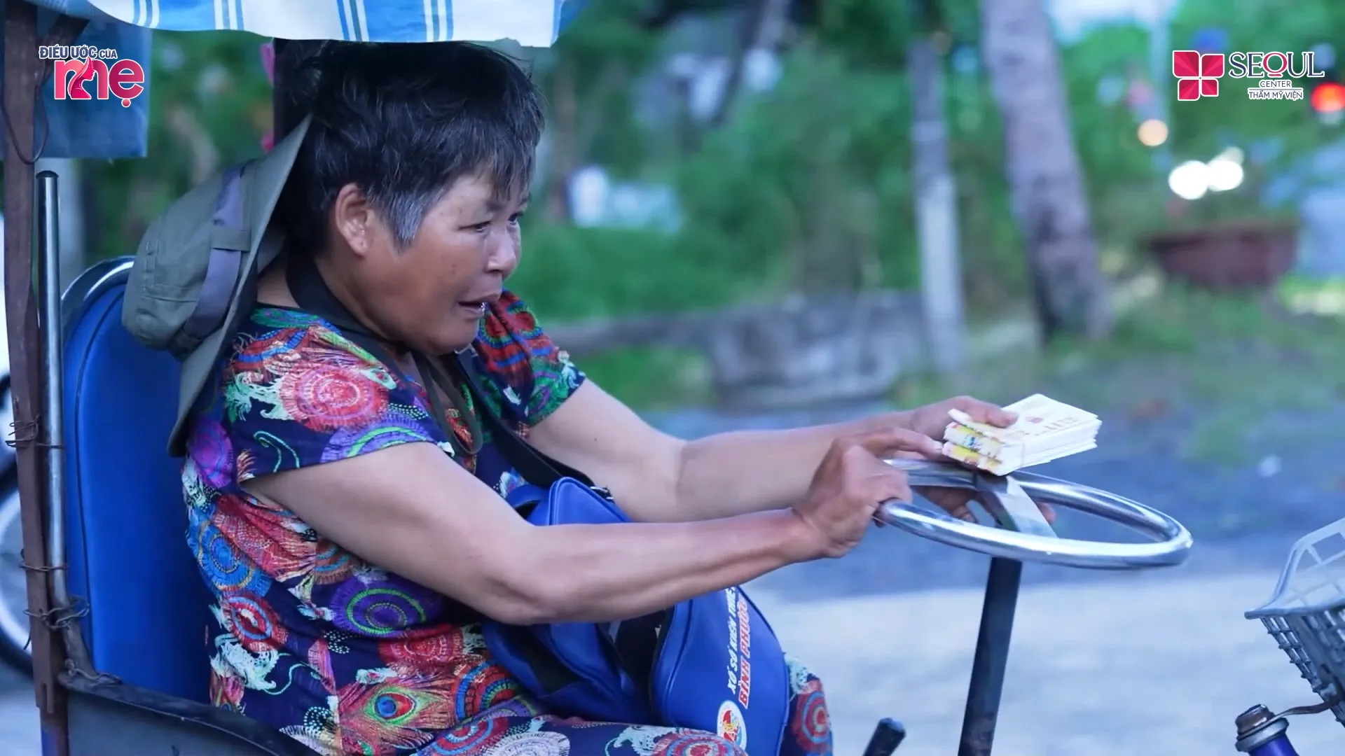 Mẹ của em Ngân dù bệnh tật, ốm yếu nhưng vẫn bán vé số điều đặn hỗ trợ con nuôi cháu